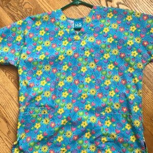 Scrub HQ spring/summer floral Vneck scrub top. 3 pocket. Sz med